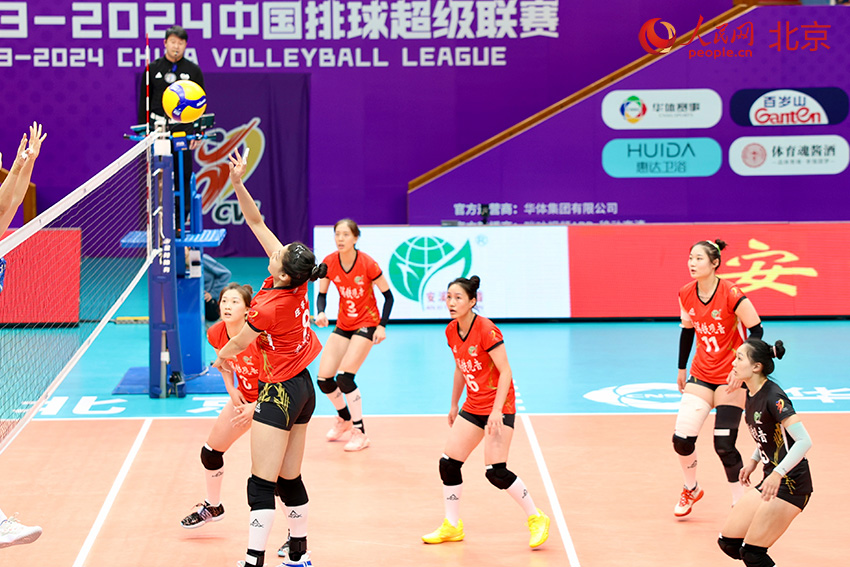 2023-24赛季女排超级联赛 北京队主场3比1胜福建队（人民网 李世奇摄）
