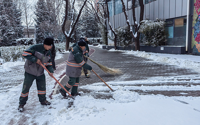 應對強降雪天氣 北京西城“綠色衛士”逆風雪而行