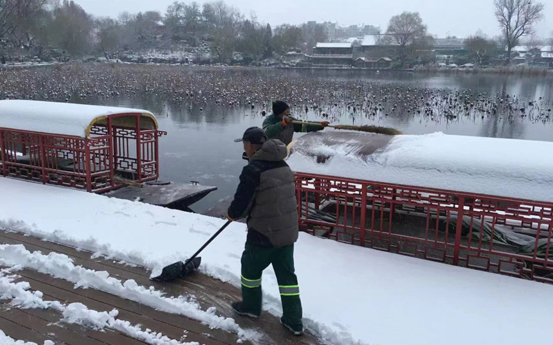 应对强降雪天气 北京西城“绿色卫士”逆风雪而行