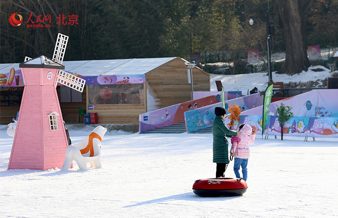 12月28日，紫竹院公园欢乐冰雪季开幕。人民网 李世奇摄