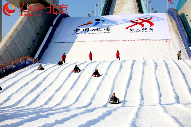 Snow circle surfing on the cooled tower skating platform ... Shougang Garden Ice Snow Snow Snow New Upgrade