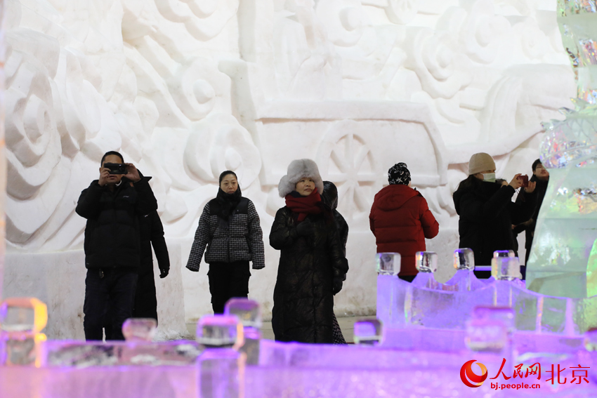 北京龙庆峡第38届冰灯冰雪嘉年华现场。人民网记者 尹星云摄