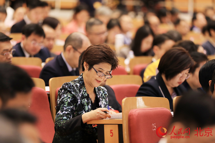 北京市政协十四届二次会议隆重开幕。 人民网记者 尹星云摄