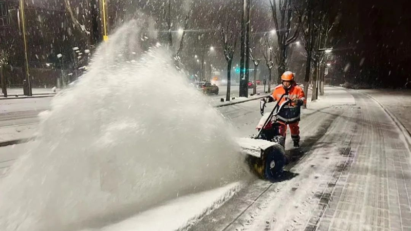 应对本轮降雪 北京出动4.5万人次专业作业人员扫雪铲冰