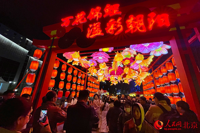 水岸边的国潮文化节吸引游客参与其中。人民网记者 尹星云摄