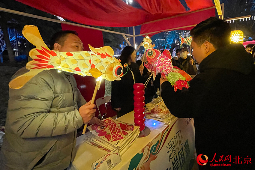 水岸边的国潮文化节吸引游客参与其中。人民网记者 尹星云摄