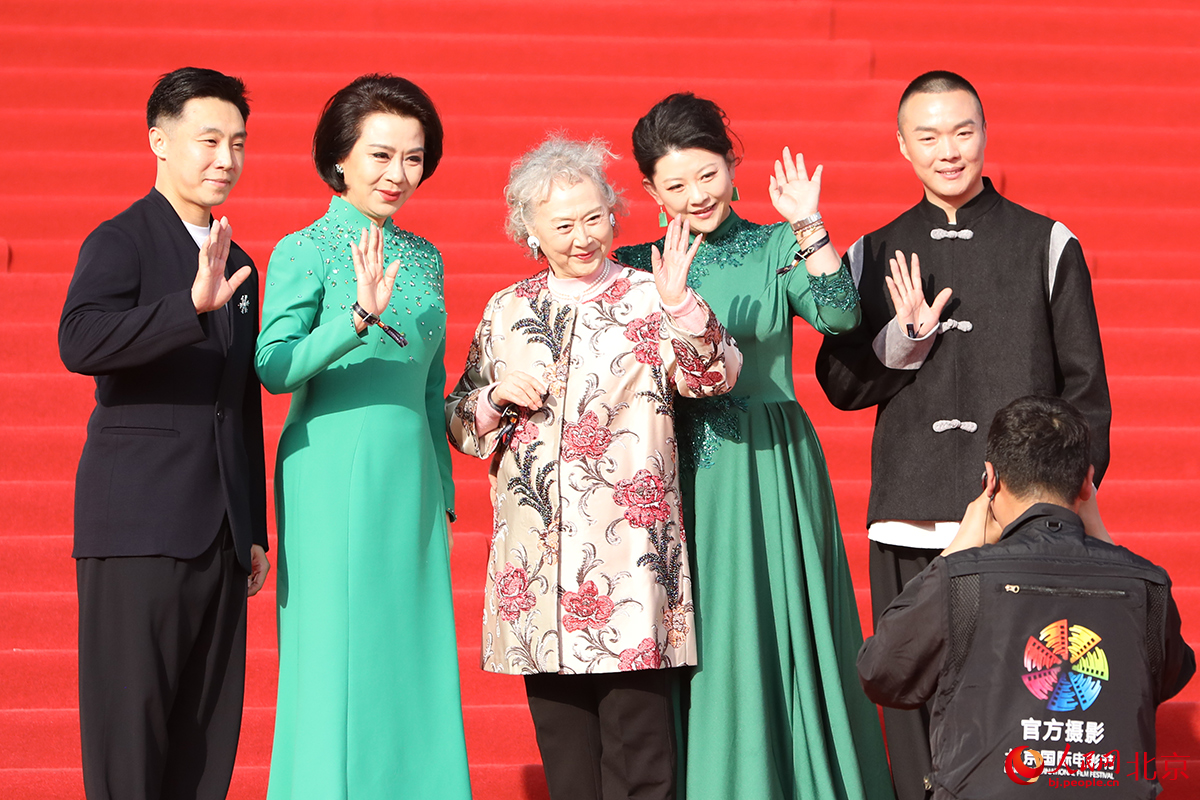京剧表演艺术家刘长瑜、迟小秋等亮相开幕式红毯。人民网记者 尹星云