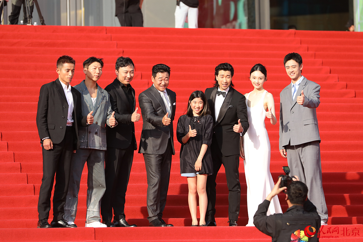 第十四届北京国际电影节开幕式红毯仪式在北京怀柔雁栖湖畔举行。人民网记者 尹星云摄