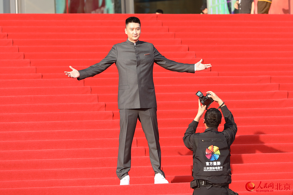 籃球運動員孫悅亮相開幕式紅毯。人民網記者 尹星雲攝