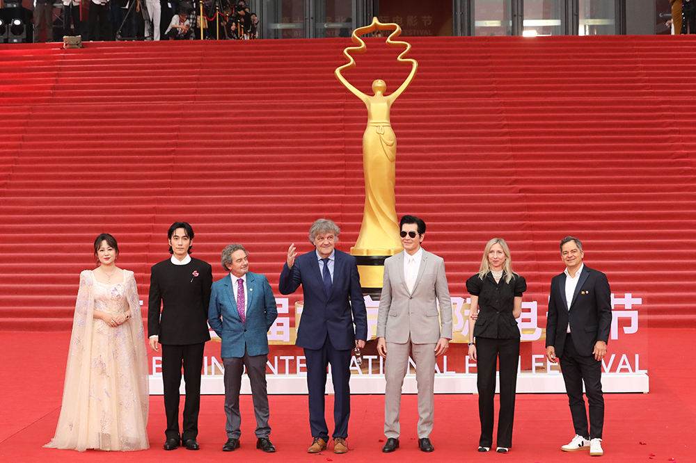组图：中外影人踏上第十四届北京国际电影节闭幕式红毯