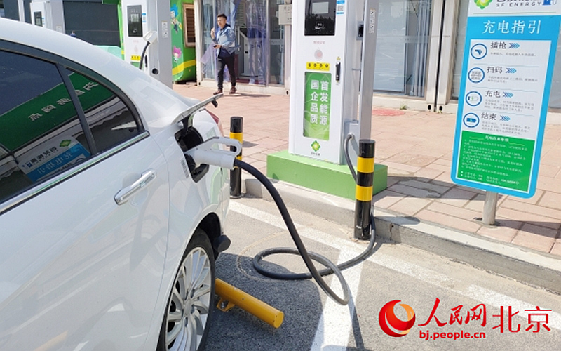 北京高速服务区增设百余根充电桩 护航“五一”假期绿色出行