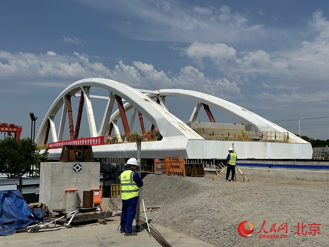 仅16小时顺利完工！京唐城际铁路通济路钢拱桥完成顶推作业