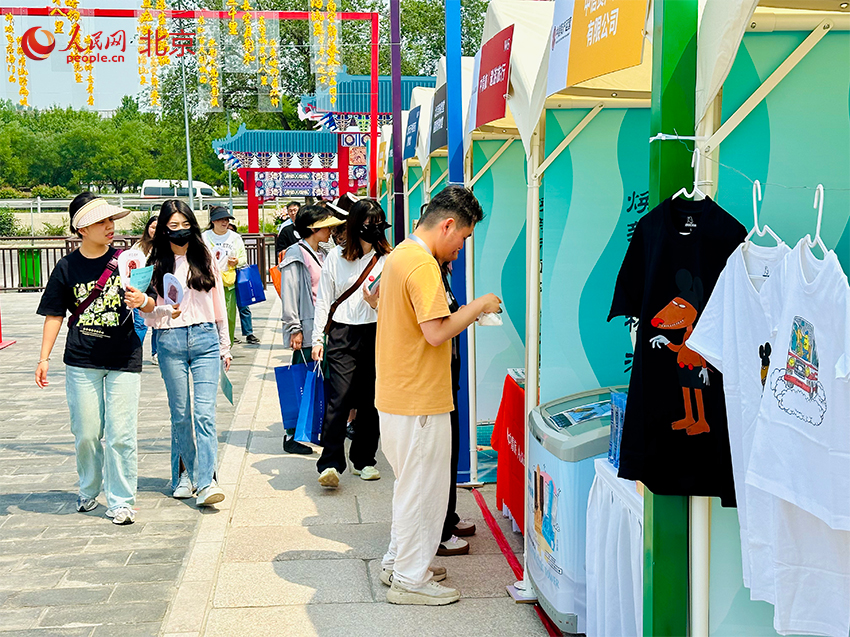 市民在開橋當天體驗參觀永通橋（八裡橋）上的文化市集。人民網 李世奇攝