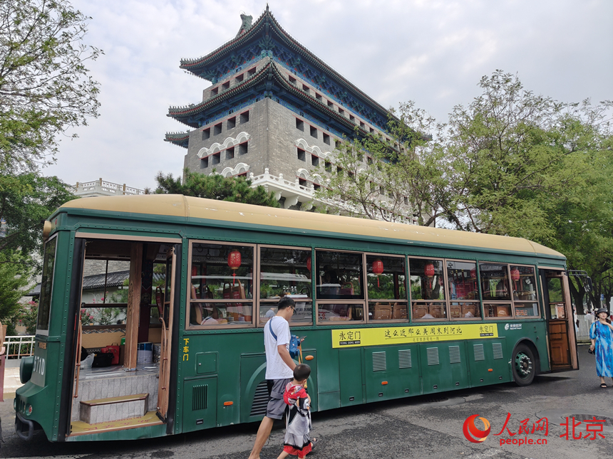 乘观光巴士打卡大美中轴线。 人民网记者 李博摄