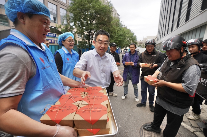 朝阳安贞街道：爱心月饼送给快递小哥