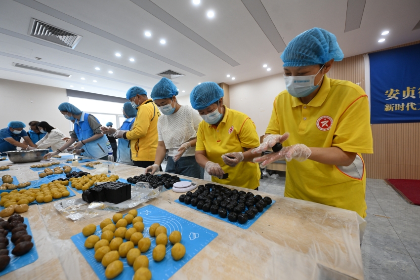 朝陽安貞街道：愛心月餅送給快遞小哥