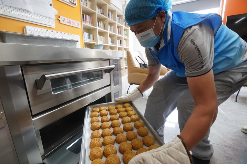 朝阳安贞街道：爱心月饼送给快递小哥