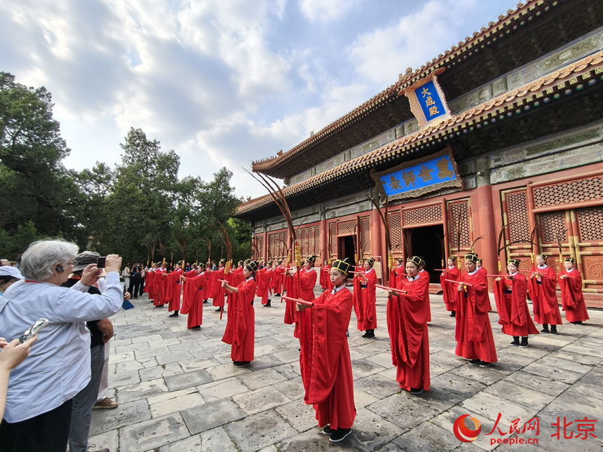 北京文化论坛嘉宾品味古都风韵。人民网记者 李博摄