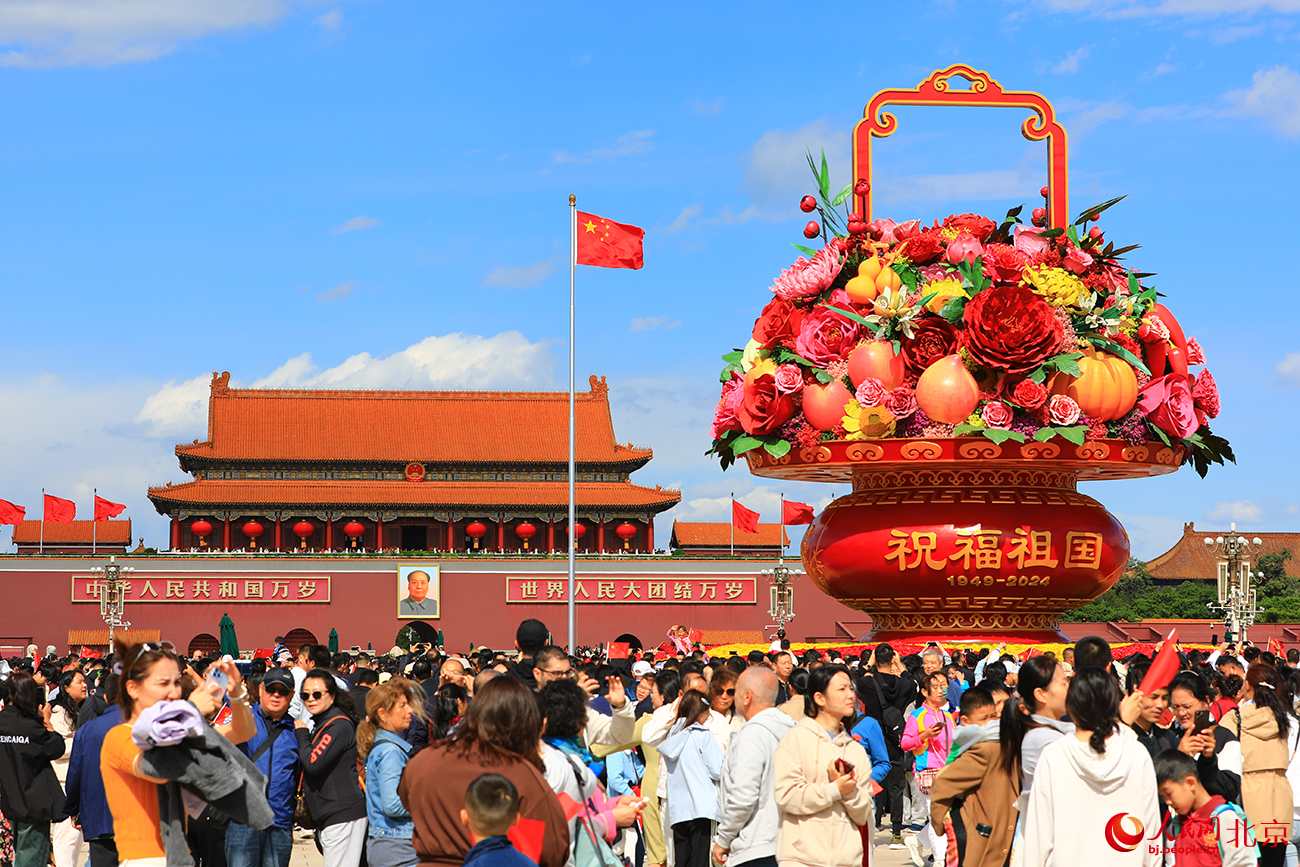 天安門廣場“祝福祖國”花壇吸引眾多游人前來參觀。人民網記者 尹星雲攝