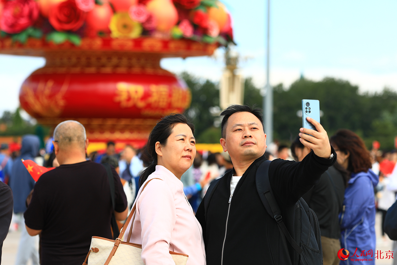 天安门广场“祝福祖国”花坛吸引游人参观合影。人民网记者 尹星云摄