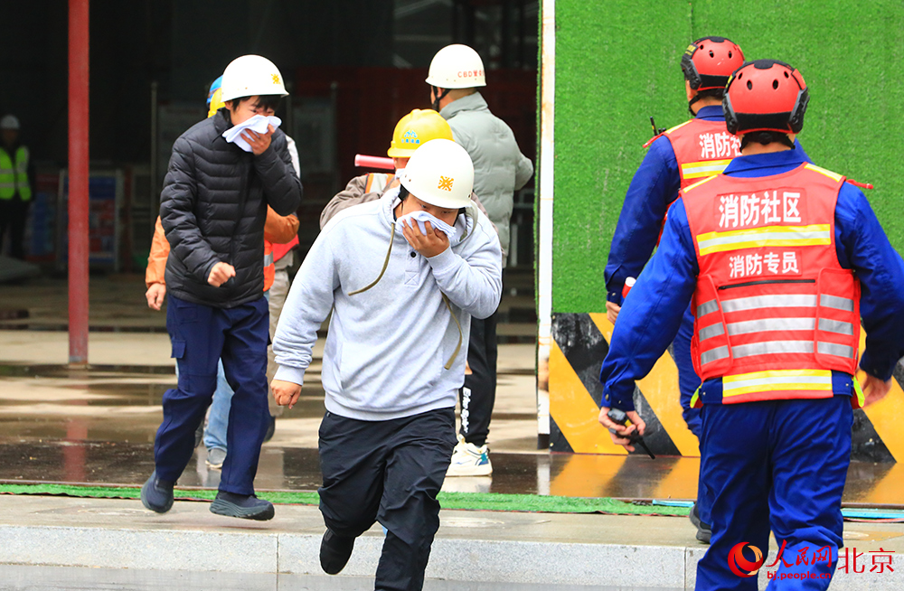 北京CBD開展超高層消防演練活動。人民網記者 尹星雲攝