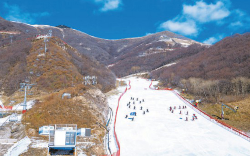 国家高山滑雪中心火热开板 “瑞雪大道”首次面向公众开放