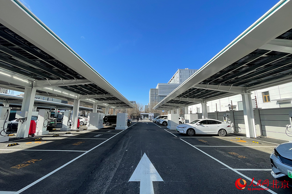 北京姜庄湖智慧绿色超充港正式建成投运。人民网记者 尹星云摄