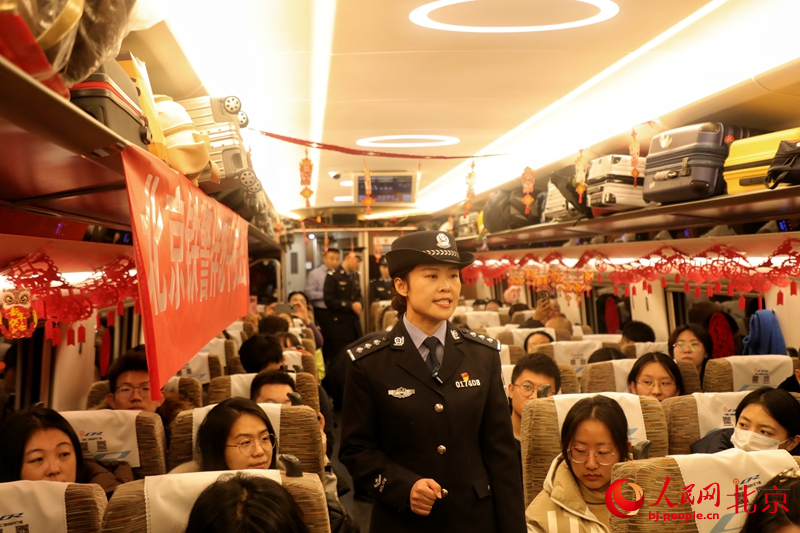 首都乘警在列車上開展“小年安全大講堂”，伴旅客平安出行。人民網 李世奇攝