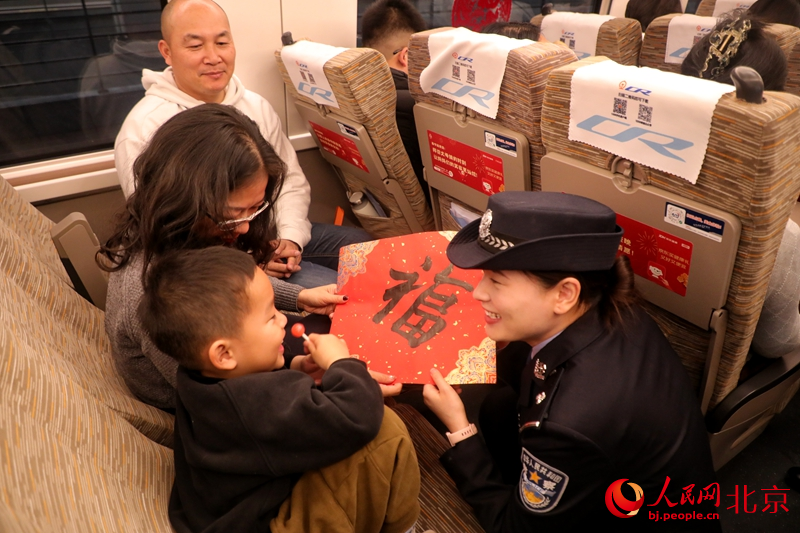 首都乘警在列車上開展“小年安全大講堂”，伴旅客平安出行。人民網 李世奇攝