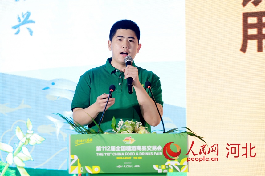 河北塞罕金葫芦药业有限公司总经理张轶源作分享。人民网记者 周博摄