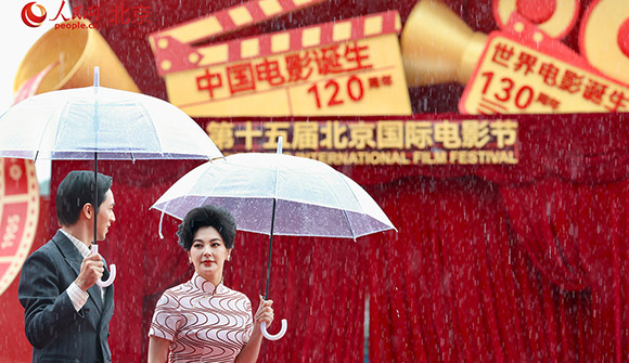 众多剧组主创携手亮相第十五届北京国际电影节红毯
