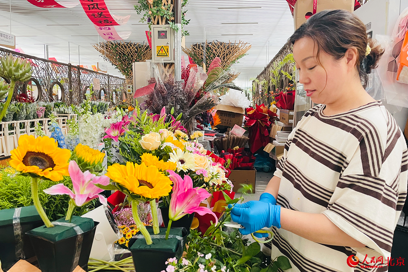 花商在修剪花卉。人民網記者 尹星雲攝