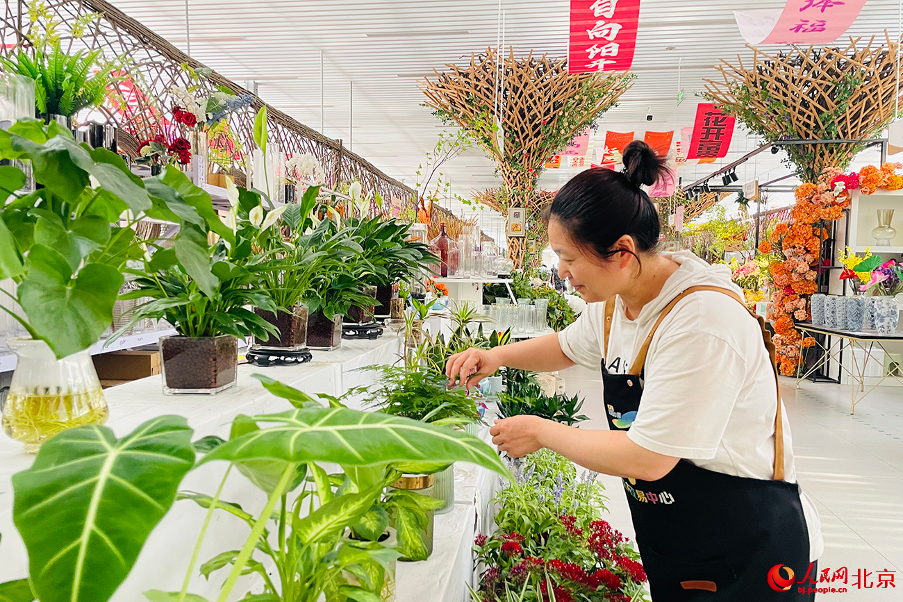 花商在擺放綠植。人民網記者 尹星雲攝
