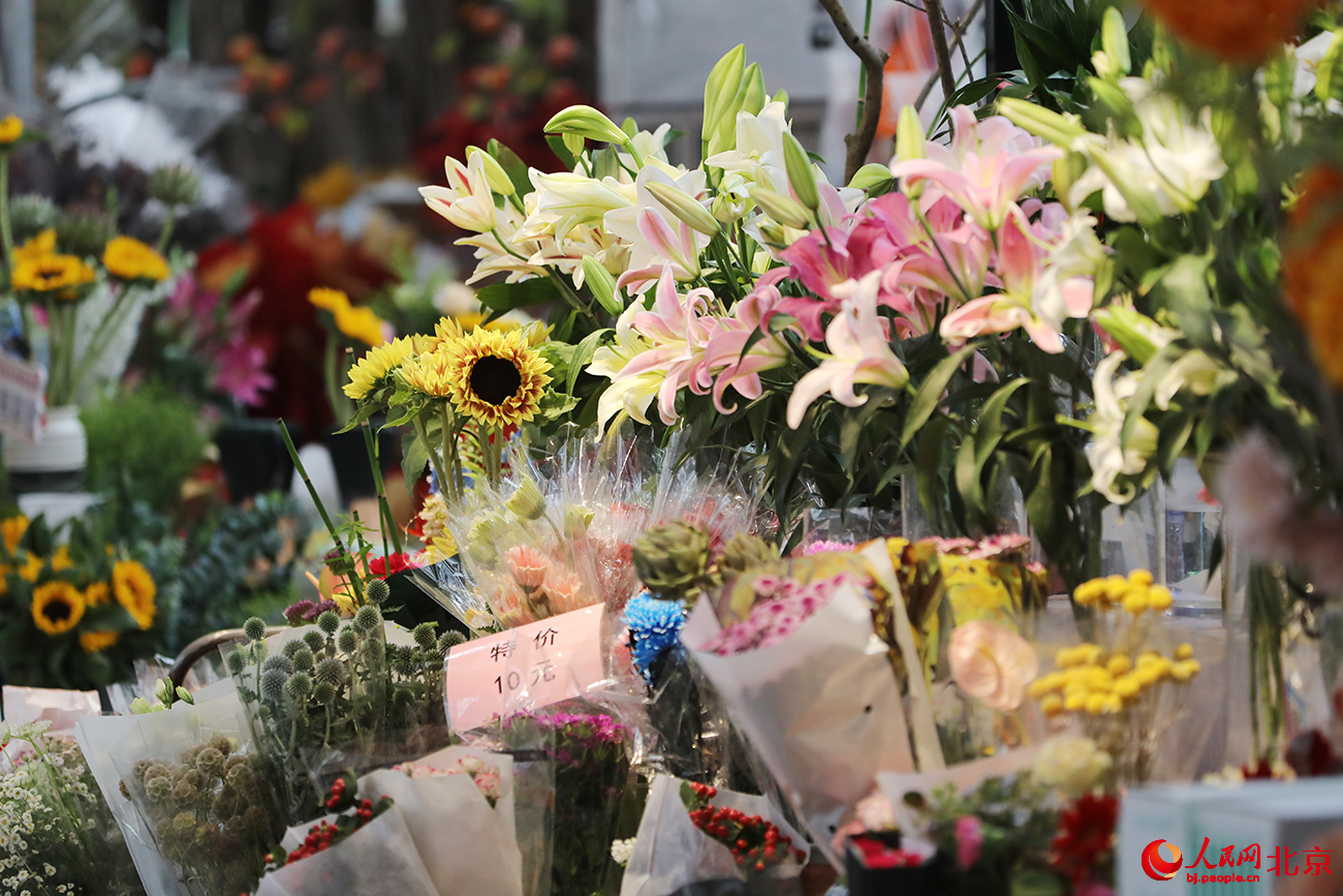 北京花卉交易中心鲜花盛放。人民网记者 尹星云摄
