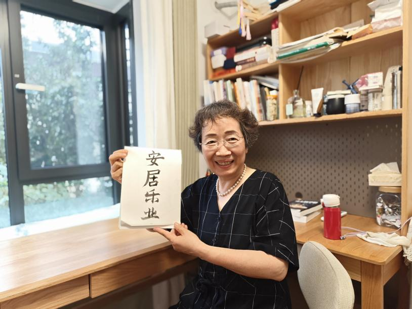 喬遷新居后，靳阿姨喜歡上了書法。人民網記者 夏曉倫攝