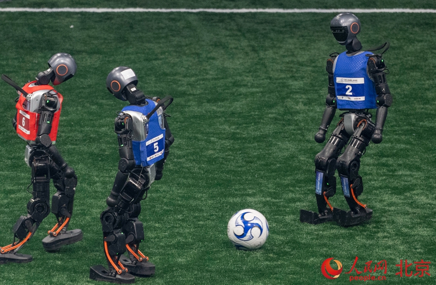 人形机器人正在进行足球5V5比赛。人民网记者 翁奇羽摄