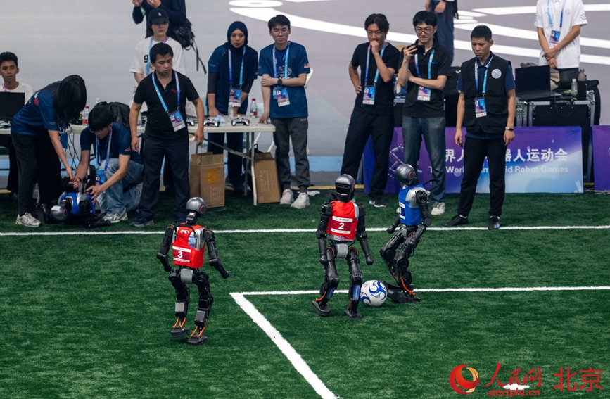 人形机器人正在进行足球5V5比赛。人民网记者 翁奇羽摄