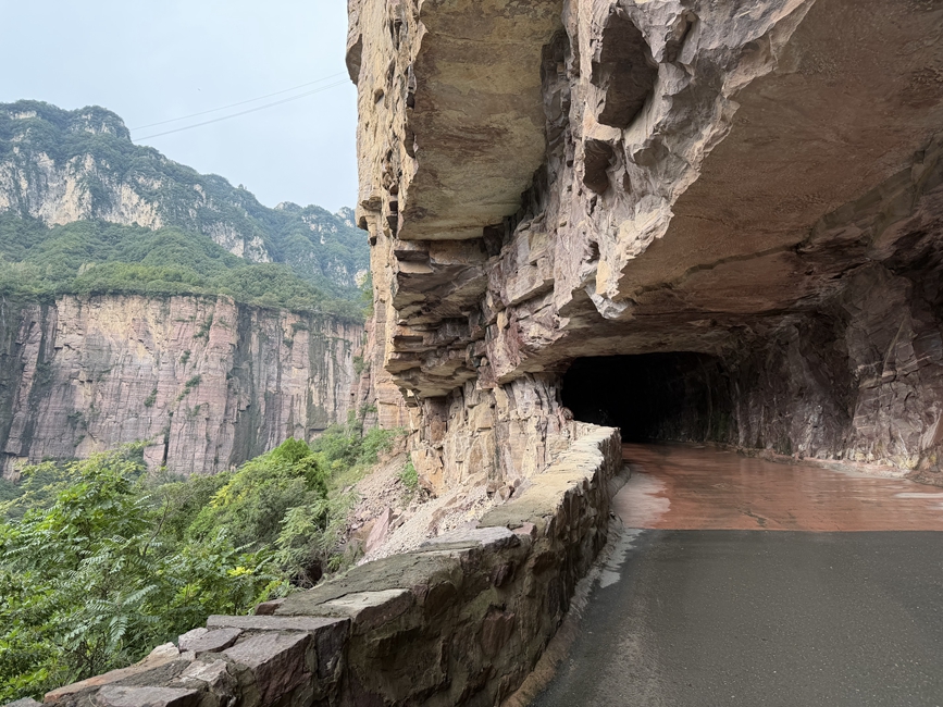 郭亮村挂壁公路。