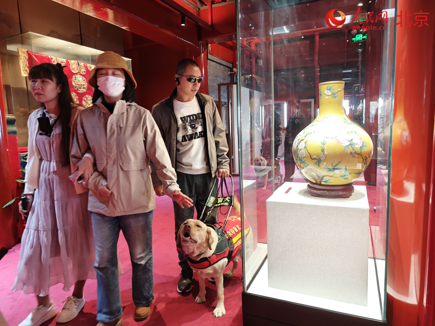 视障朋友游中轴线。人民网记者 李博摄