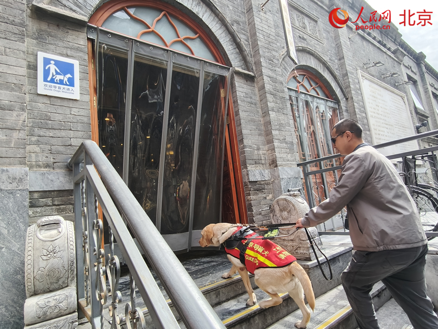 视障朋友游中轴线。人民网记者 李博摄