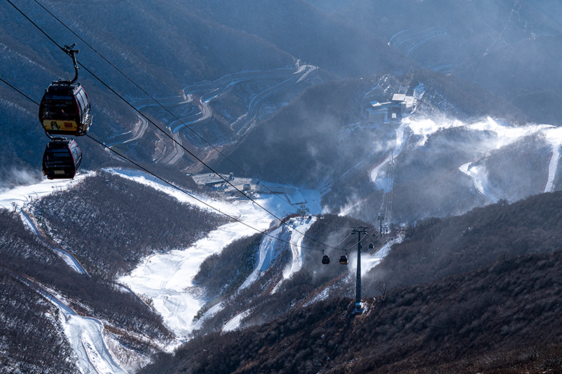 国家高山滑雪中心“雪飞燕”启动新雪季造雪