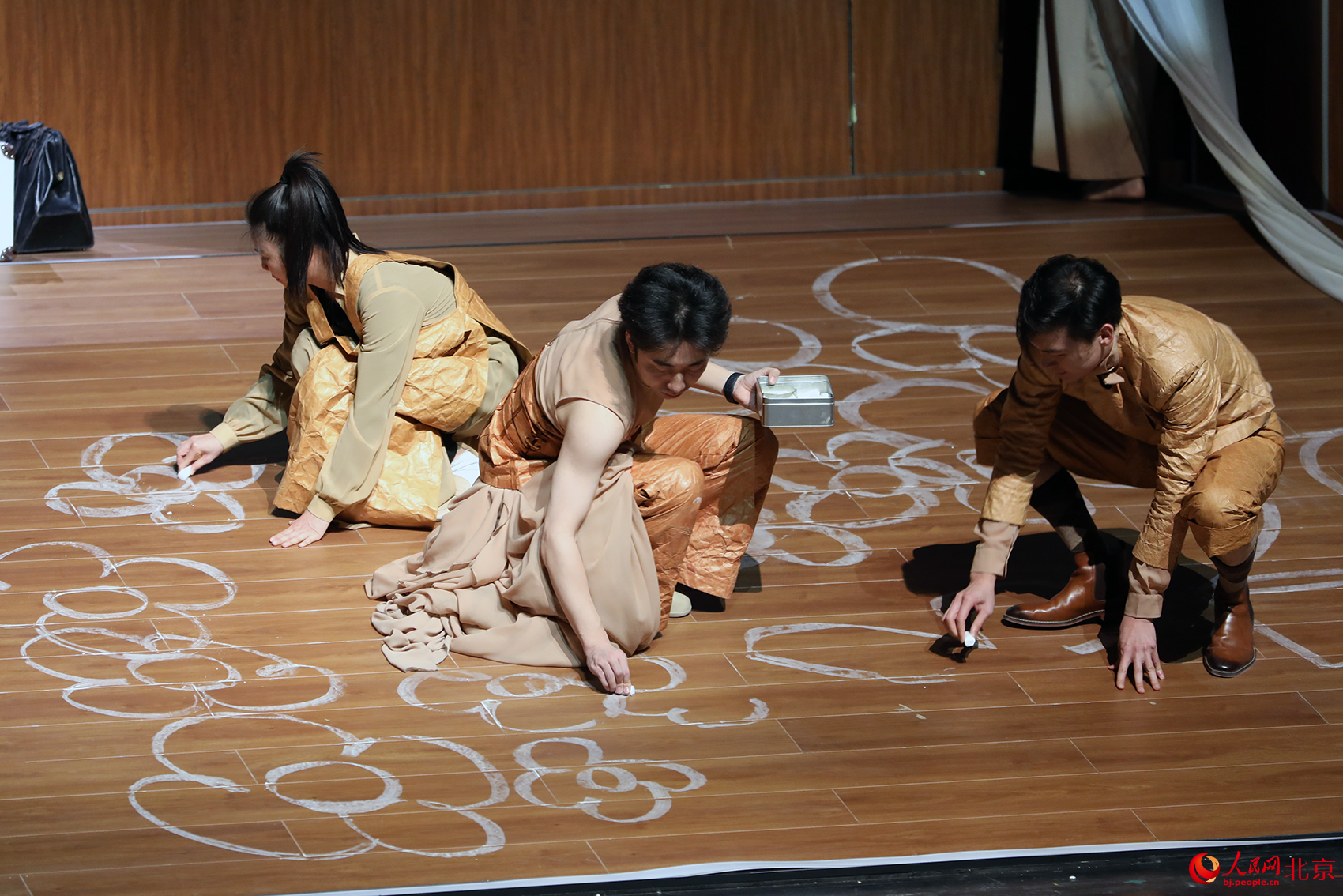 《樱桃园》正在北京人艺紧锣密鼓地进行排练，图为排练照。人民网记者 尹星云摄