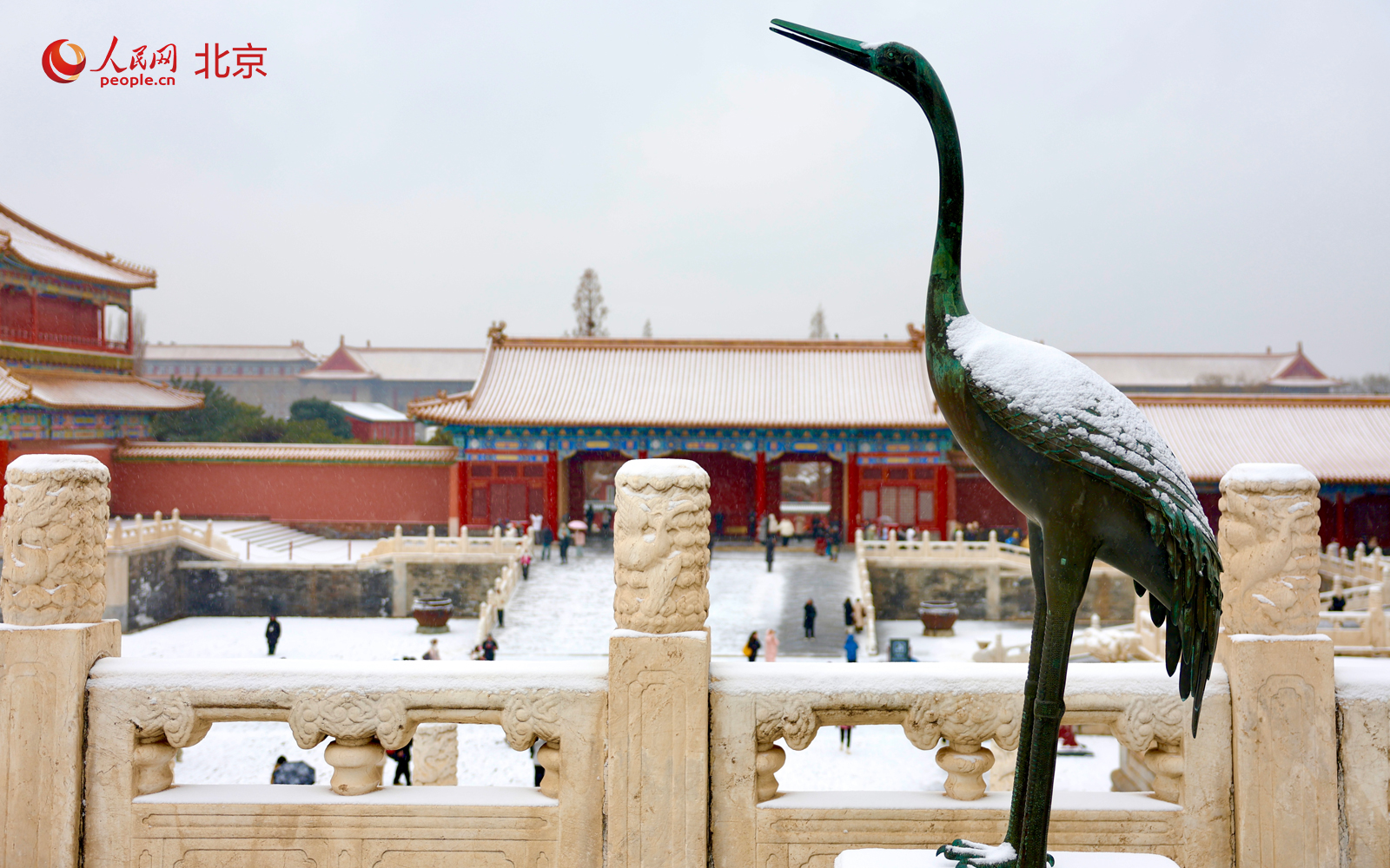 降雪当天，故宫博物院内红墙金瓦在雪色映衬下更显沉静。人民网记者 李世奇摄