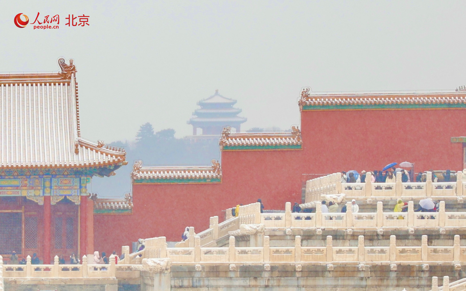 降雪当天，故宫博物院内红墙金瓦在雪色映衬下更显沉静。人民网记者 李世奇摄