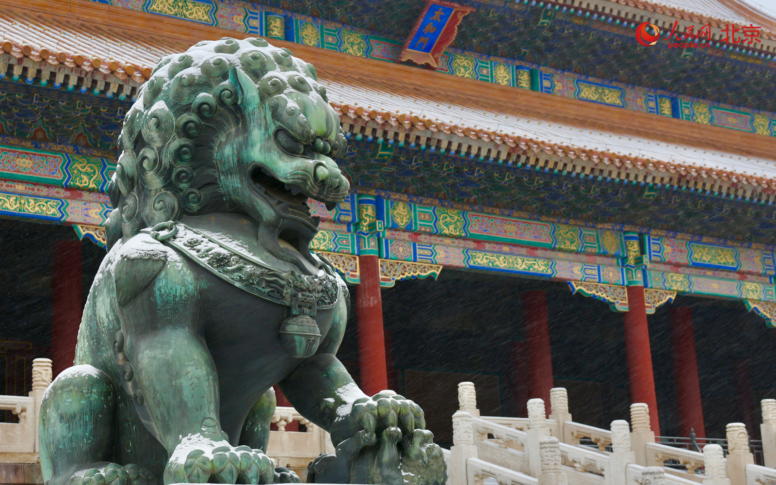 降雪当天，故宫博物院内红墙金瓦在雪色映衬下更显沉静。人民网记者 李世奇摄