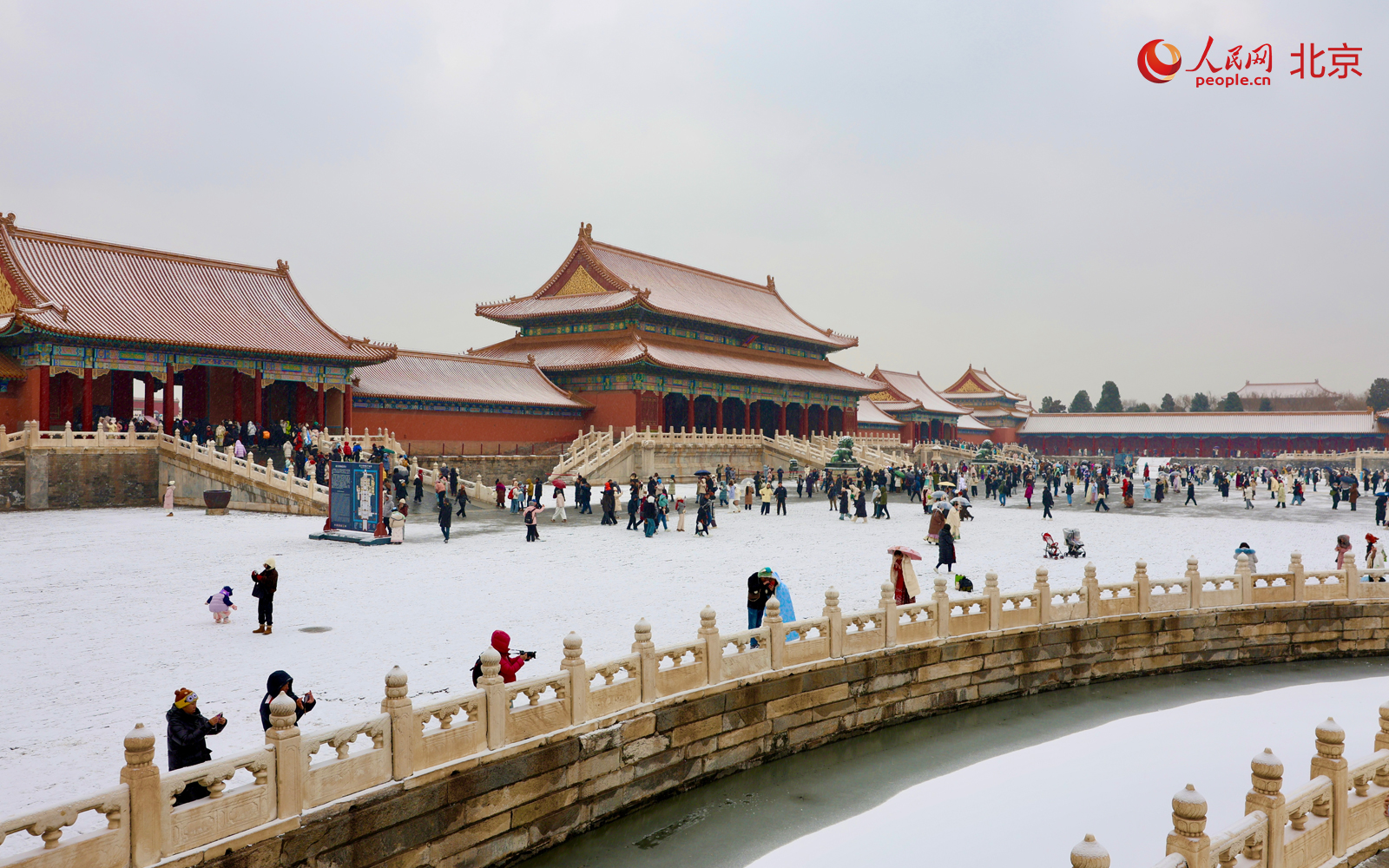 降雪当天，故宫博物院内红墙金瓦在雪色映衬下更显沉静。人民网记者 李世奇摄