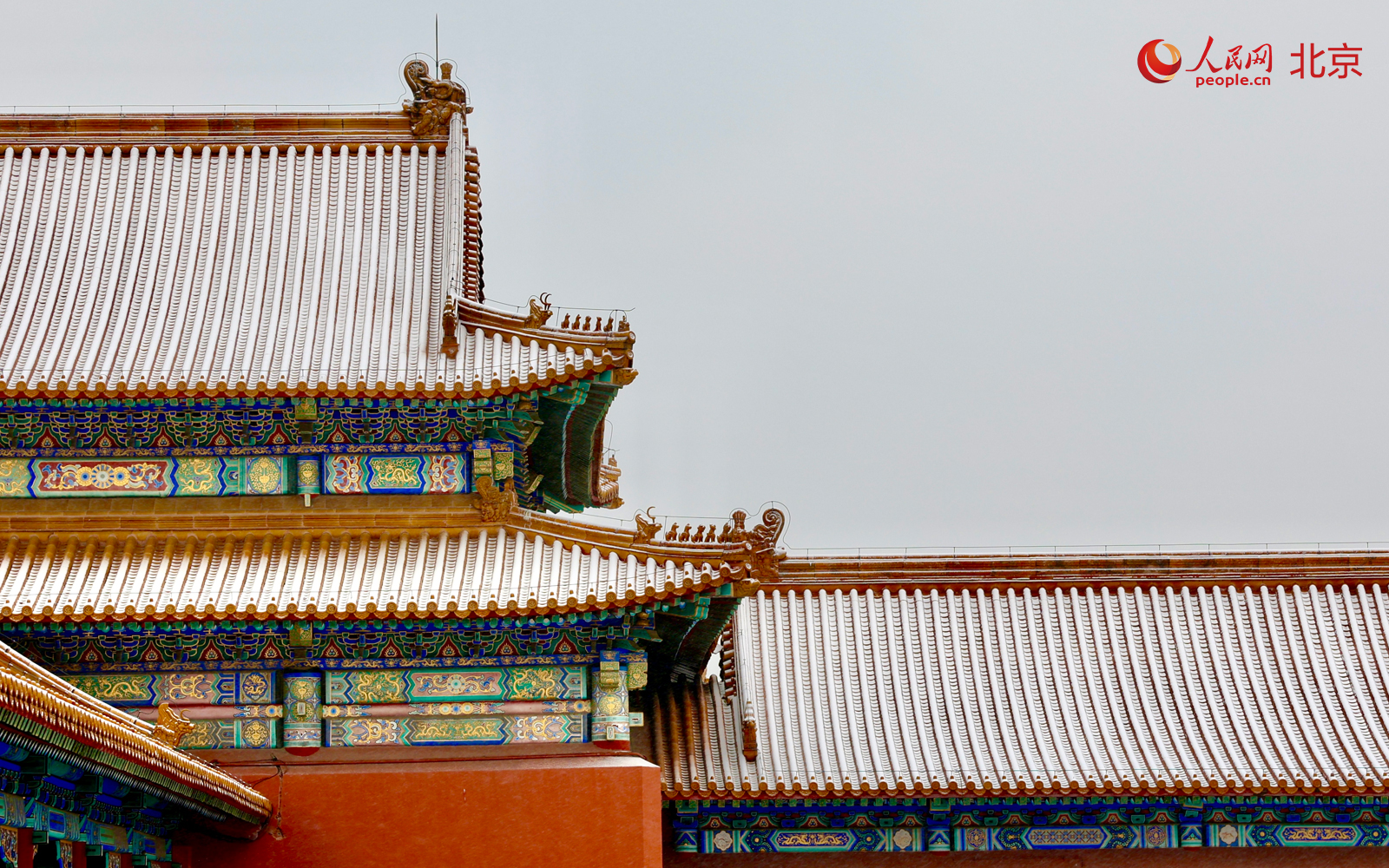 降雪当天，故宫博物院内红墙金瓦在雪色映衬下更显沉静。人民网记者 李世奇摄