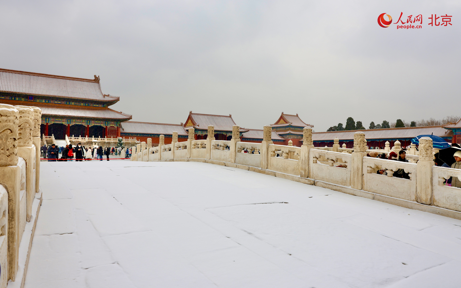 降雪当天，故宫博物院内红墙金瓦在雪色映衬下更显沉静。人民网记者 李世奇摄