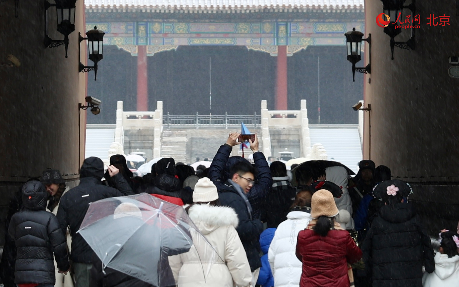 降雪当天，故宫博物院内红墙金瓦在雪色映衬下更显沉静。人民网记者 李世奇摄