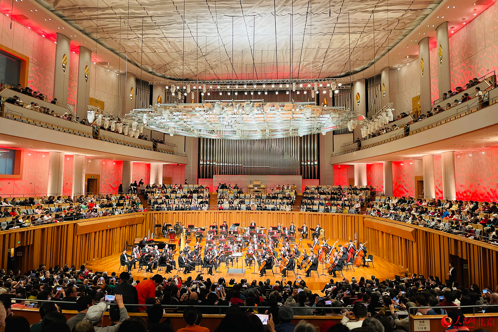 国家大剧院举办丰富多彩的活动，庆祝建院18周年。人民网记者 尹星云摄